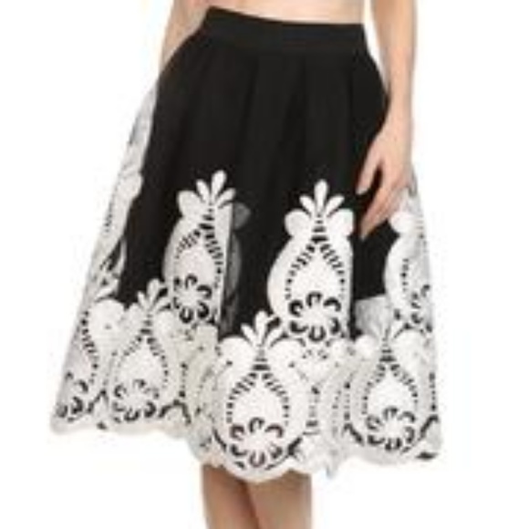 DEPRI Dresses & Skirts - DEPRI EMBROIDERED LACE SKIRT SZ.L NWT MSRP $65